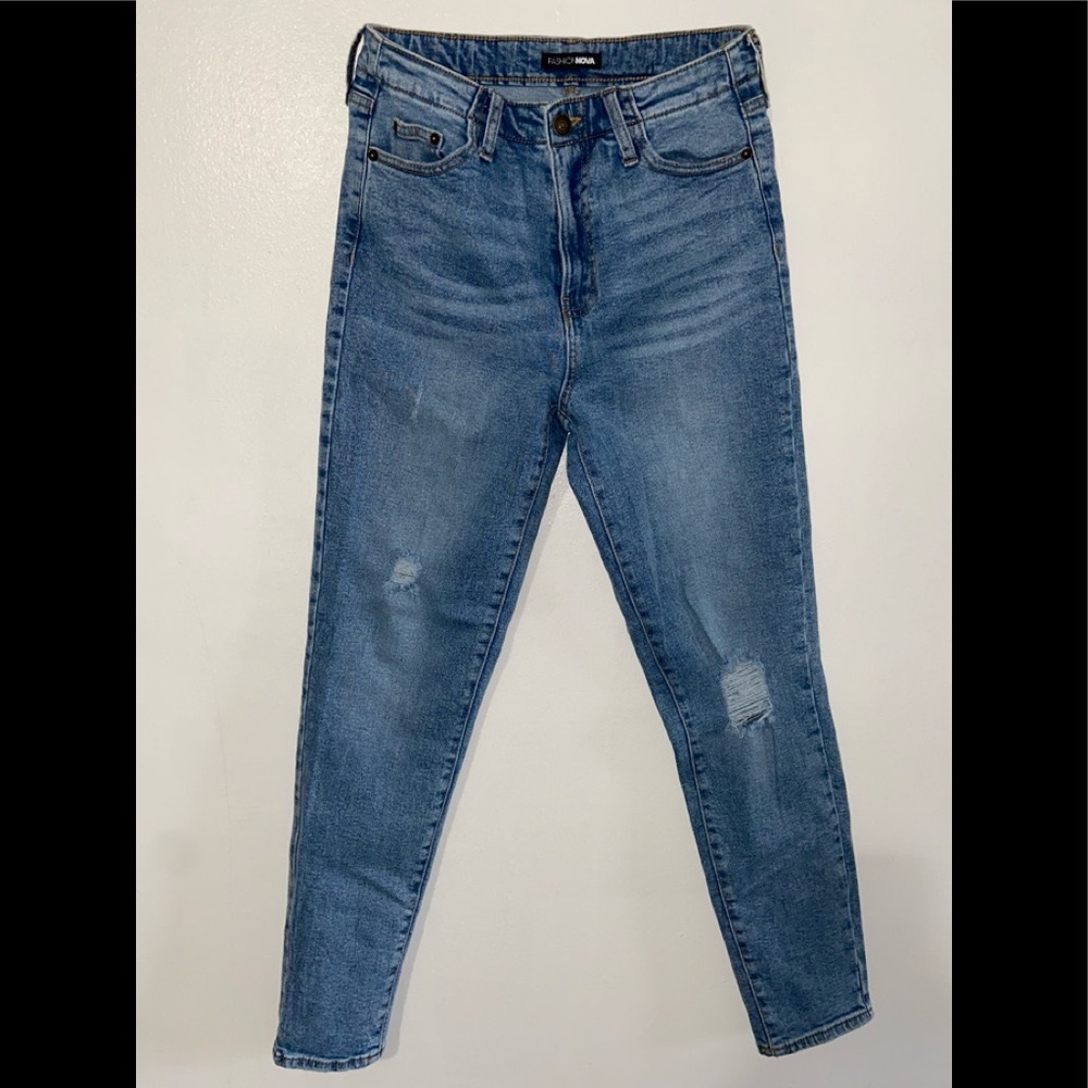 FASHION NOVA LIGHT WASH JEANS
